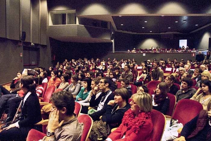 visione laterale sala con pubblico